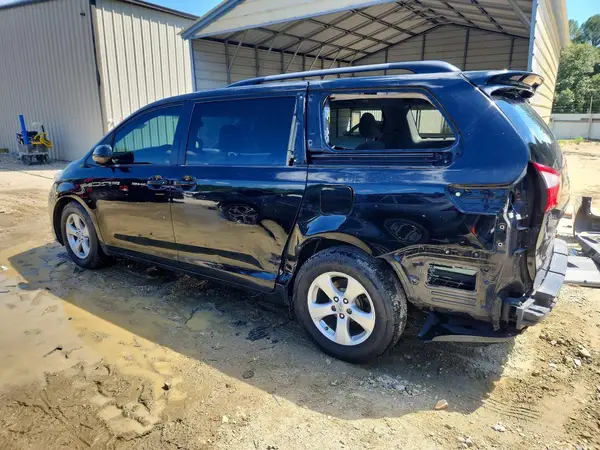 5TDKZ3DC4HS860867 2017 TOYOTA SIENNA - Image 2