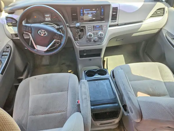 5TDKZ3DC4HS860867 2017 TOYOTA SIENNA - Image 8