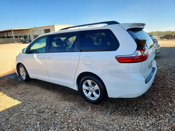 5TDKZ3DC4HS863901 2017 TOYOTA SIENNA - Image 2