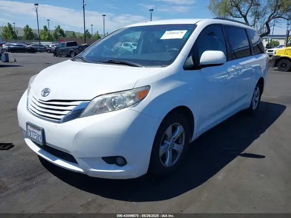 5TDKZ3DC4HS868015 2017 TOYOTA SIENNA - Image 2