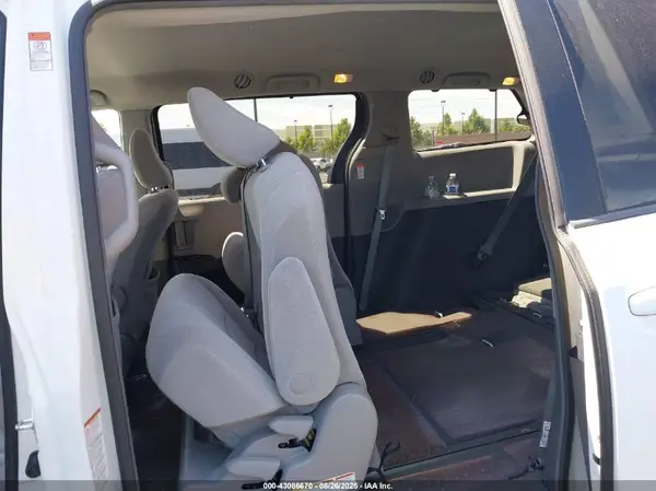 5TDKZ3DC4HS868015 2017 TOYOTA SIENNA - Image 8