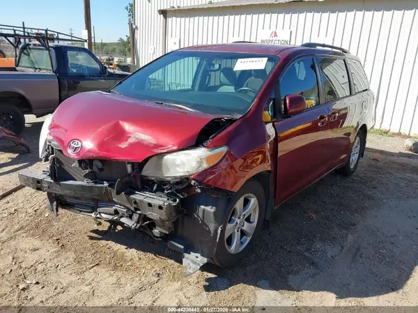 5TDKZ3DC4HS873778 2017 TOYOTA SIENNA - Image 2