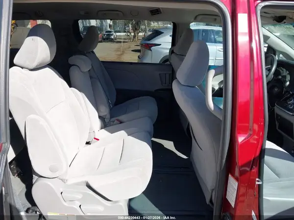 5TDKZ3DC4HS873778 2017 TOYOTA SIENNA - Image 8