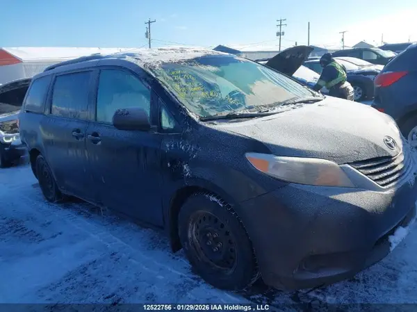5TDKZ3DC4HS873943 2017 TOYOTA SIENNA - Image 1