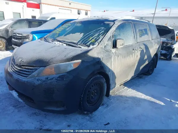 5TDKZ3DC4HS873943 2017 TOYOTA SIENNA - Image 2