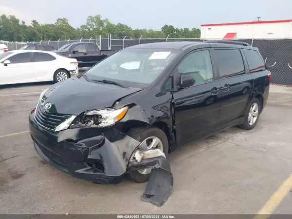 5TDKZ3DC4HS879967 2017 TOYOTA SIENNA - Image 2