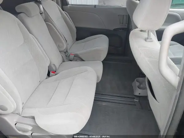 5TDKZ3DC4HS879967 2017 TOYOTA SIENNA - Image 8