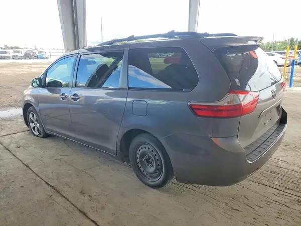 5TDKZ3DC4HS885669 2017 TOYOTA SIENNA - Image 2