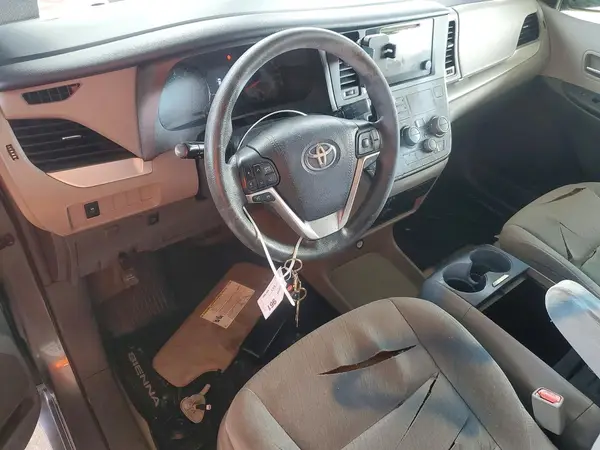 5TDKZ3DC4HS885669 2017 TOYOTA SIENNA - Image 8