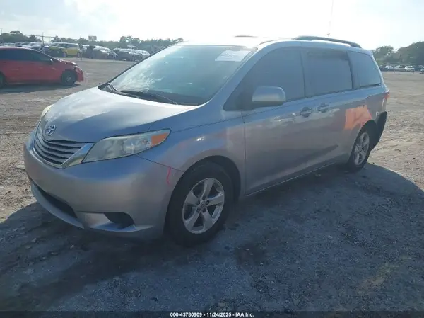 5TDKZ3DC4HS886286 2017 TOYOTA SIENNA - Image 2