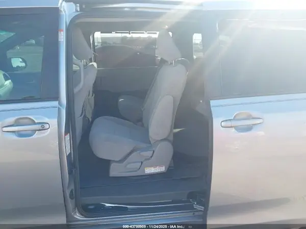 5TDKZ3DC4HS886286 2017 TOYOTA SIENNA - Image 8