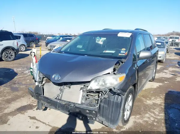 5TDKZ3DC4HS887339 2017 TOYOTA SIENNA - Image 2