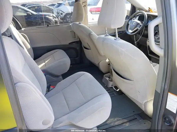 5TDKZ3DC4HS887339 2017 TOYOTA SIENNA - Image 8