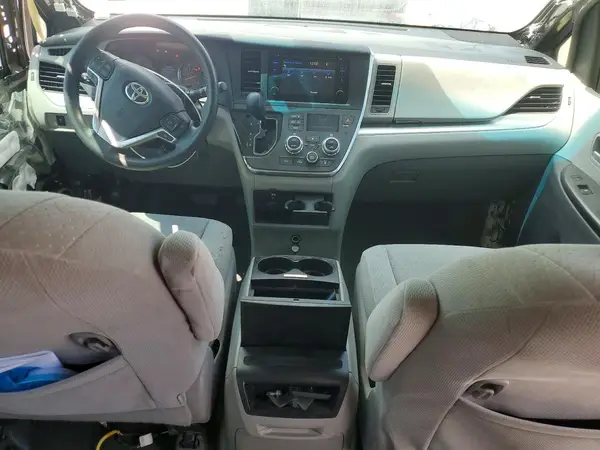 5TDKZ3DC4HS887521 2017 TOYOTA SIENNA - Image 8