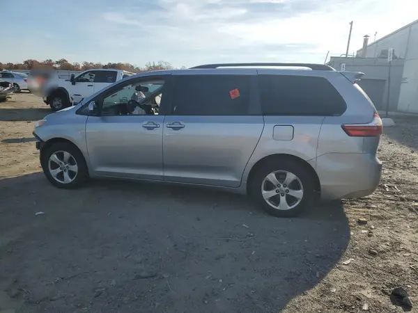 5TDKZ3DC4HS889768 2017 TOYOTA SIENNA - Image 2