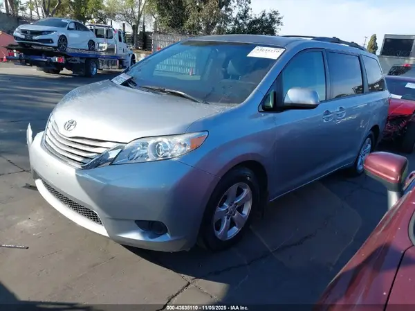5TDKZ3DC4HS890838 2017 TOYOTA SIENNA - Image 2