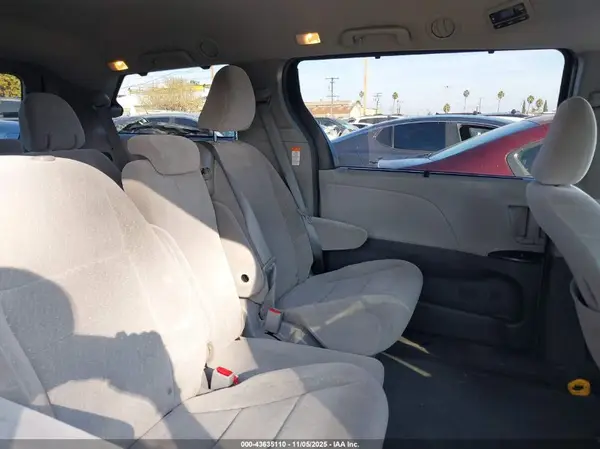5TDKZ3DC4HS890838 2017 TOYOTA SIENNA - Image 8