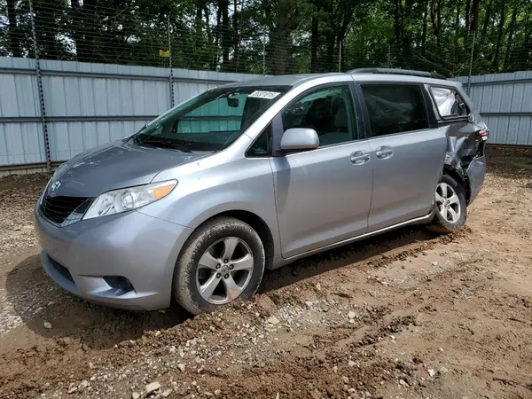5TDKZ3DC4HS895585 2017 TOYOTA SIENNA - Image 1