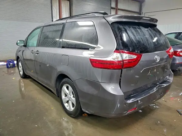 5TDKZ3DC4HS897109 2017 TOYOTA SIENNA - Image 2
