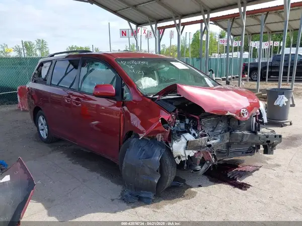 5TDKZ3DC4HS899653 2017 TOYOTA SIENNA - Image 1