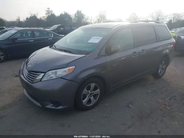 5TDKZ3DC4HS899717 2017 TOYOTA SIENNA - Image 2