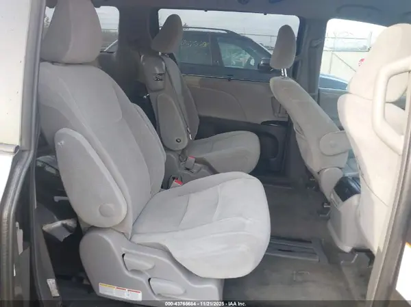 5TDKZ3DC4HS899717 2017 TOYOTA SIENNA - Image 8
