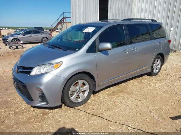 5TDKZ3DC4JS901522 2018 TOYOTA SIENNA - Image 2