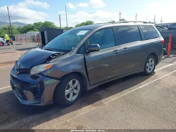 5TDKZ3DC4JS901875 2018 TOYOTA SIENNA - Image 2