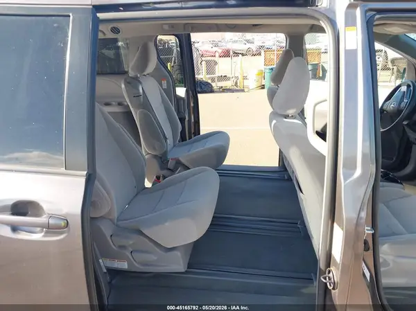 5TDKZ3DC4JS901875 2018 TOYOTA SIENNA - Image 8