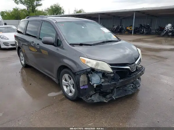 5TDKZ3DC4JS903500 2018 TOYOTA SIENNA - Image 1