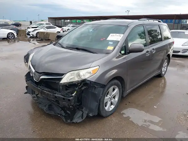 5TDKZ3DC4JS903500 2018 TOYOTA SIENNA - Image 2