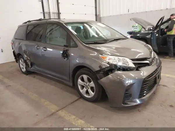 5TDKZ3DC4JS903738 2018 TOYOTA SIENNA - Image 1