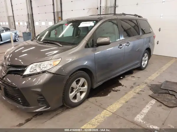 5TDKZ3DC4JS903738 2018 TOYOTA SIENNA - Image 2