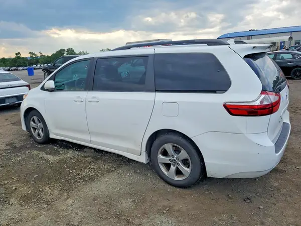 5TDKZ3DC4JS905246 2018 TOYOTA SIENNA - Image 2
