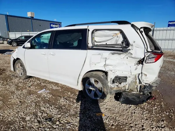 5TDKZ3DC4JS906493 2018 TOYOTA SIENNA - Image 2