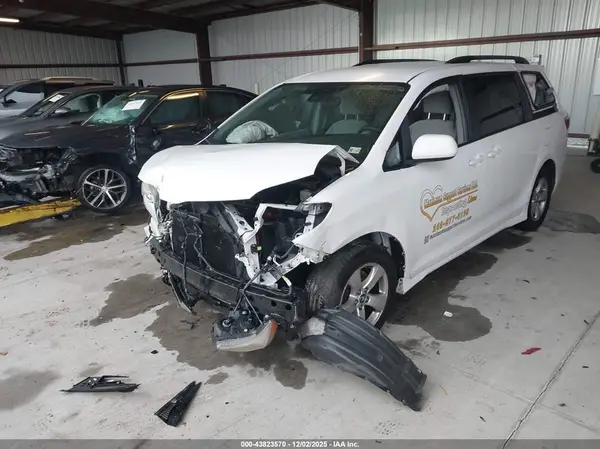 5TDKZ3DC4JS910981 2018 TOYOTA SIENNA - Image 2