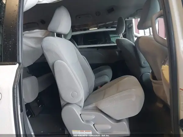 5TDKZ3DC4JS910981 2018 TOYOTA SIENNA - Image 8