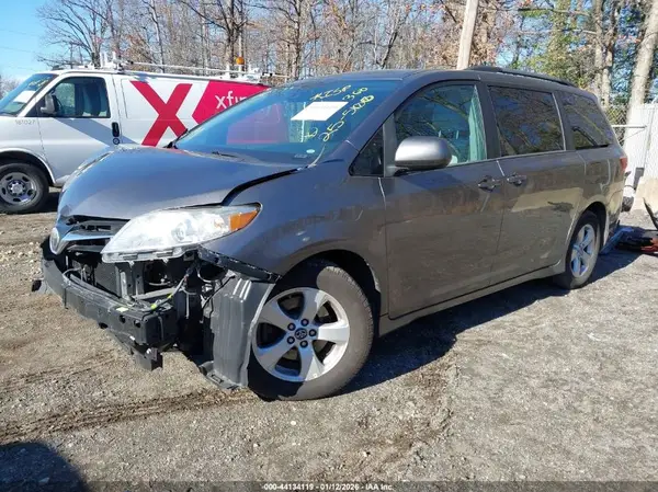 5TDKZ3DC4JS912455 2018 TOYOTA SIENNA - Image 2