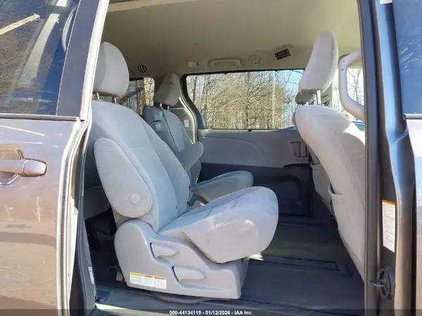 5TDKZ3DC4JS912455 2018 TOYOTA SIENNA - Image 8