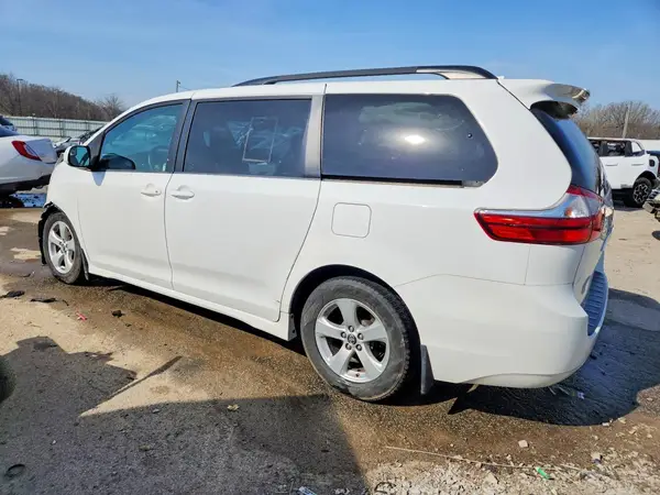5TDKZ3DC4JS913380 2018 TOYOTA SIENNA - Image 2