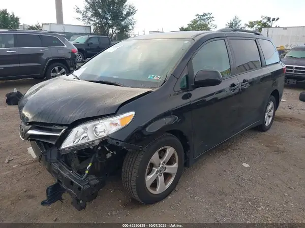 5TDKZ3DC4JS914769 2018 TOYOTA SIENNA - Image 2