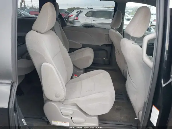 5TDKZ3DC4JS914769 2018 TOYOTA SIENNA - Image 8