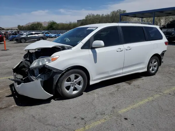5TDKZ3DC4JS920443 2018 TOYOTA SIENNA - Image 1