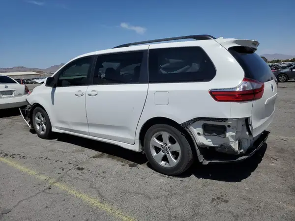 5TDKZ3DC4JS920443 2018 TOYOTA SIENNA - Image 2