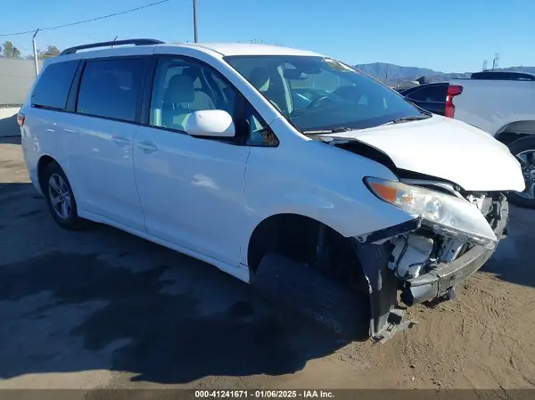 5TDKZ3DC4JS921835 2018 TOYOTA SIENNA - Image 1