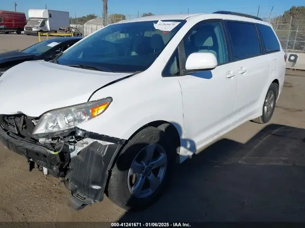 5TDKZ3DC4JS921835 2018 TOYOTA SIENNA - Image 2