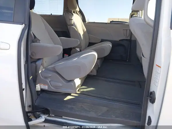 5TDKZ3DC4JS921835 2018 TOYOTA SIENNA - Image 8