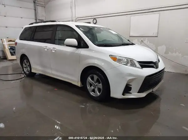 5TDKZ3DC4JS922290 2018 TOYOTA SIENNA - Image 1