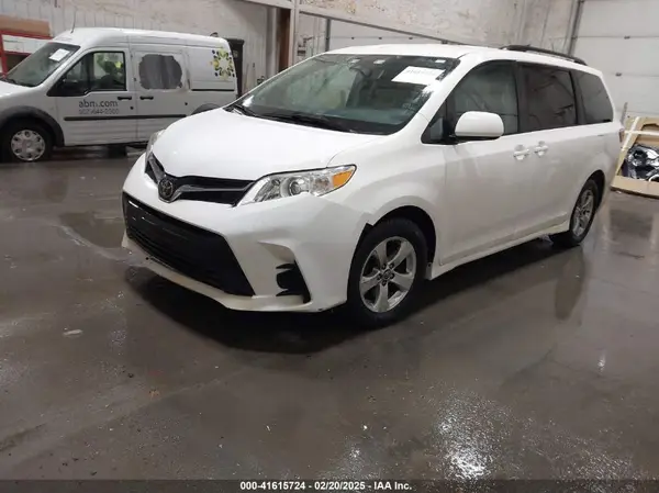 5TDKZ3DC4JS922290 2018 TOYOTA SIENNA - Image 2