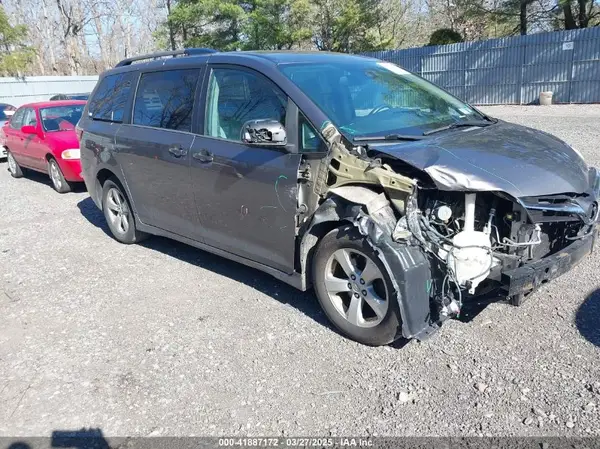 5TDKZ3DC4JS925755 2018 TOYOTA SIENNA - Image 1